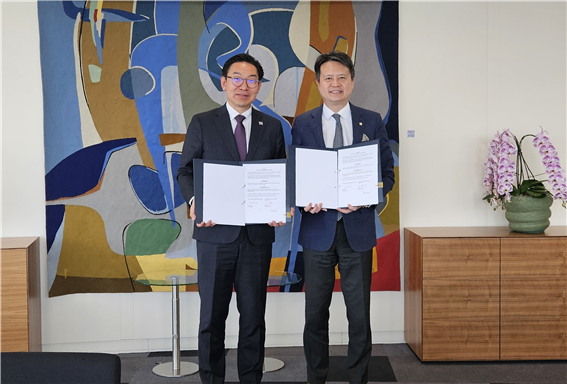 김완기 특허청장(왼쪽)이 28일 스위스 제네바 세계지식재산기구 본부에서 다렌 탕 세계지식재산기구 사무총장과 글로벌 특허고객번호 체계 구축 사업 시범추진을 위한 양해각서를 교환한 뒤 기념촬영을 하고 있다.