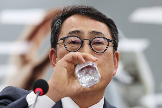 30일 오전 국회에서 열린 과학기술정보방송통신위원회 전체회의에서 유영상 SK텔레콤 사장이 물을 마시고 있다. 뉴시스