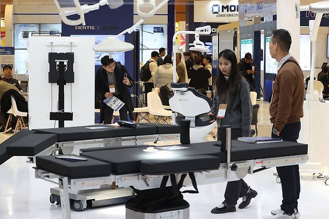 서울 강남구 코엑스에서 열린 '제40회 국제의료기기·병원설비전시회'에서 참관객들이 전시장을 둘러보고 있다. 2025.3.20(저작권자(c) 연합뉴스, 무단 전재-재배포 금지)