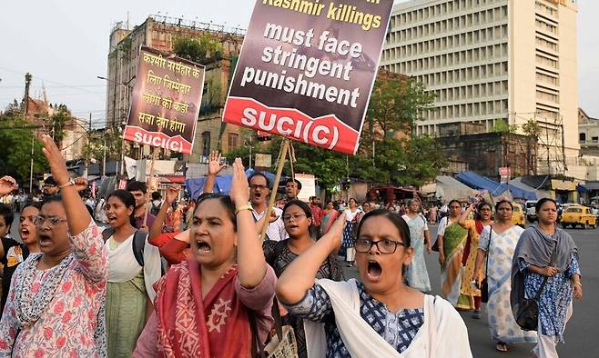 29일 인도 콜카타에서 인도 사회주의 정당 ‘사회주의통합센터’(SUCI)가 지난 22일 카슈미르 파할감의 민간인 테러 사건에 대해 비판하며 행진하고 있다. AFP 연합뉴스