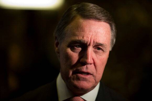 데이비드 퍼듀 공화당 상원의원이 2016년 12월 뉴욕 트럼프타워에서 언론 인터뷰를 하고 있다. 뉴욕/AFP 연합뉴스