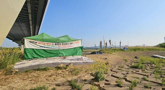 지난 29일, 세종보 재가동을 막기 위해 365일째 금강을 지키고 있는 한두리교 아래 천막농성장 모습. 최예린 기자