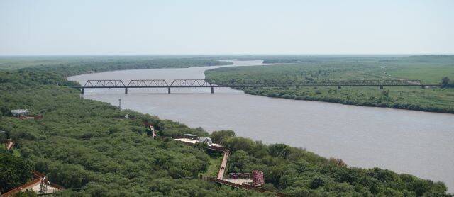 두만강 하구 중국 지역인 팡촨 용호각에서 바라본 두만강 하구 북-러 두만강 철교(우정의 다리). 이제훈 기자 nomad@hani.co.kr