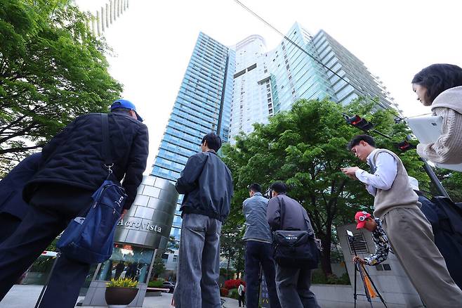윤석열 전 대통령 부부와 건진법사 전성배씨 사이의 각종 의혹을 수사 중인 검찰이 윤 전 대통령의 사저에 대해 압수수색에 들어간 30일 서울 서초구 아크로비스타 앞에서 취재진이 촬영하고 있다. 연합뉴스
