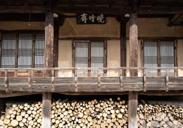 무섬마을의 입향 종택인 만죽재 사랑마루 아래 땔감으로 쓸 장작이 쌓여 있다.