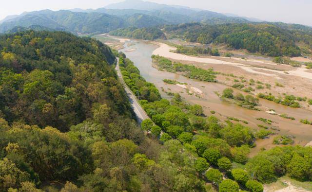 무섬마을을 지나 영주호 방면으로 이어지는 내성천의 모습.