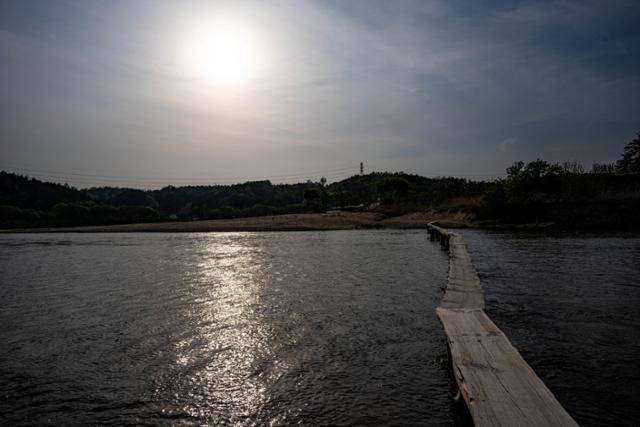 무섬마을로 이어지는 외나무다리를 따라 서서히 해가 지고 있다.
