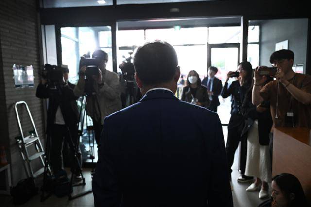 홍준표 전 대구시장이 29일 서울 여의도 중앙당사에서 열린 국민의힘 대선후보 최종 경선 진출자 발표 행사에 참석한 뒤 퇴장하고 있다. 뉴시스