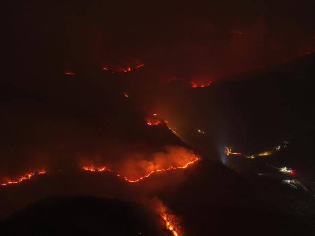 지난달 27일 경북 안동시 남후면 일대 야산에 화선을 따라 불길이 치솟고 있다. 뉴스1