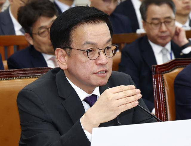 최상목 부총리 겸 기획재정부 장관이 30일 국회에서 열린 기획재정위원회 전체회의에 출석해 의원 질의에 답변하고 있다. 뉴스1