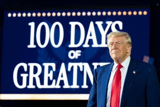 도널드 트럼프 미국 대통령이 취임 100일을 맞은 29일 미시간주에 위치한 머콤 카운티 커뮤니티 칼리지센터에서 연설하고 있다. 워런=AP 연합뉴스
