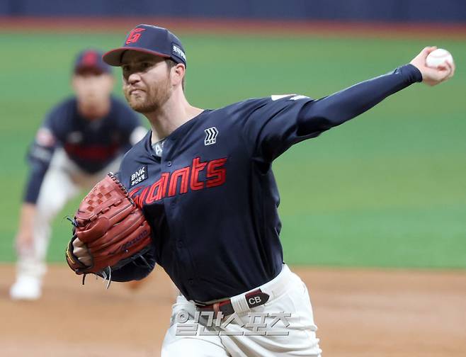 29일 오후 서울 고척스카이돔에서 열린 2025 프로야구 롯데 와 키움 경기. 롯데 선발 반즈가 힘차게 공을 던지고 있다. 고척=정시종 기자 capa@edaily.co.kr /2025.04.29.