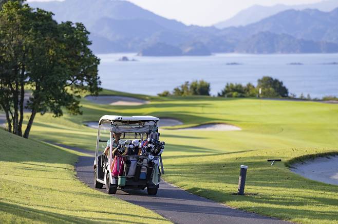 <yonhap photo-5389=""> 일본의 한 골프장 전경. 사진은 칼럼 내용과 무관합니다.&nbsp; &nbsp; &nbsp;AP=연합뉴스 <저작권자 ⓒ 1980-2023 ㈜연합뉴스. 무단 전재 재배포 금지.></yonhap>