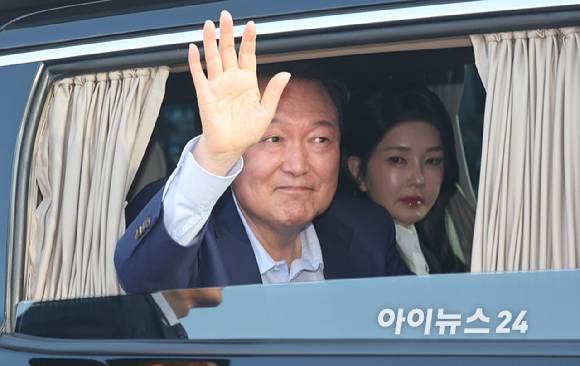 윤석열 전 대통령과 김건희 여사가 탄 차량이 11일 오후 서울 용산구 한남동 대통령 관저를 떠나 서초동 사저로 이동하고 있다. [사진=정소희 기자]