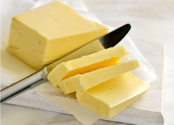 변비 등으로 고생할 경우, 프룬(말린 서양자두) 주스와 버터를 함께 먹으면 막힌 장을 해결할 수 있다는 미국 간호사의 주장이 화제를 모았다. 사진은 버터. [사진=Holistic Blends]