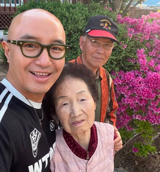 최근 배우 윤여정이 자녀의 동성혼 소식을 알려 화제인 가운데, 동성애자인 배우 홍석천이 이를 들은 부모의 반응을 전해 주목된다. 사진은 홍석천과 그의 부모님. [사진=홍석천 인스타그램]
