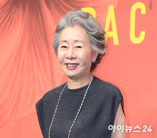 배우 윤여정이 지난해 8월 서울 강남구 그랜드 인터컨티넨탈 서울 파르나스에서 열린 Apple TV+ 웹드라마 '파친코 시즌2' 제작발표회에 참석해 포즈를 취하고 있다. [사진=정소희 기자]