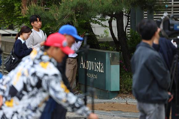 30일 검찰이 윤 전 대통령의 사저를 압수수색하는 가운데, 취재진들과 윤 전 대통령 지지자들이 서울 서초동 아크로비스타 앞에서 대기하고 있다. [사진=연합뉴스]