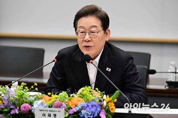 이재명 더불어민주당 대선 후보가 28일 오후 경기도 이천시 SK하이닉스 이천캠퍼스에서 열린 'K-반도체' AI메모리반도체 기업 간담회에 참석해 모두발언을 하고 있다. [사진=국회사진취재단]