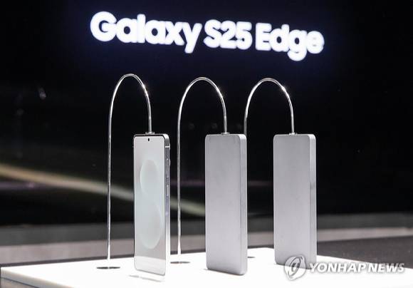 올해 1월 미국 새너제이 SAP센터에서 열린 상반기 '갤럭시 언팩 2025'에서 공개된 '갤럭시 S25 엣지'(왼쪽부터), '갤럭시 S24 울트라 모형', '갤럭시 S23 울트라 모형' [사진=연합뉴스]