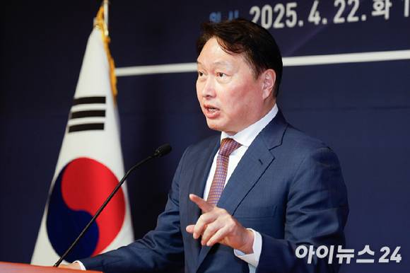 최태원 대한상공회의소 회장이 서울 여의도 국회 사랑재에서 열린 국회 미래산업포럼 발족식에서 최근 한국경제의 도전과제와 대응방향에 대해 강연하고 있다. [사진=곽영래 기자]