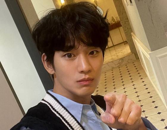 배우 김수현 측이 유튜브 채널 '가로세로연구소(가세연)' 운영자를 스토킹 혐의로 추가 고소했다고 밝혔다. [사진=김수현 인스타그램]