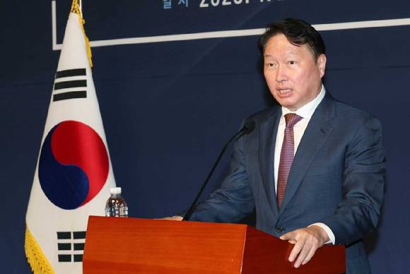 최태원 대한상공회의소 회장이 국회 '미래산업포럼' 발족식에서 우원식 국회의장 등 주요 국회의원들이 참석한 가운데 기조연설하고 있다.
