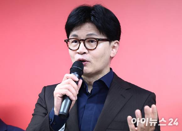 한동훈 국민의힘 대선 경선 후보가 18일 서울 여의도 선거 캠프 사무실에서 캠프 인사 발표 기자회견을 하고 있다. [사진=곽영래 기자]
