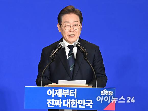 더불어민주당 이재명 대선 후보가 30일 서울 여의도 국회 의원회관에서 열린 더불어민주당 제21대 대통령선거 '진짜 대한민국' 중앙선거대책위원회 출범식에서 연설하고 있다. [사진=곽영래 기자]