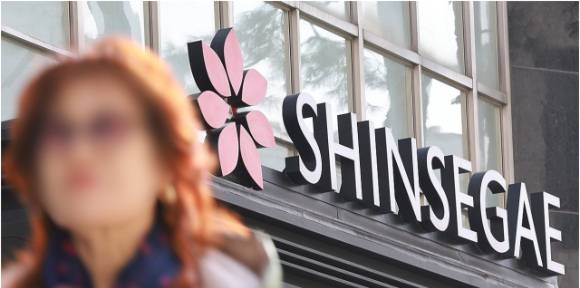 이명희 신세계그룹 총괄회장이 보유 중인 ㈜신세계 지분 10.21% 전량을 딸 정유경 ㈜신세계 회장에게 증여한다고 밝혔다. 사진은 신세계백화점. [사진=연합늇]