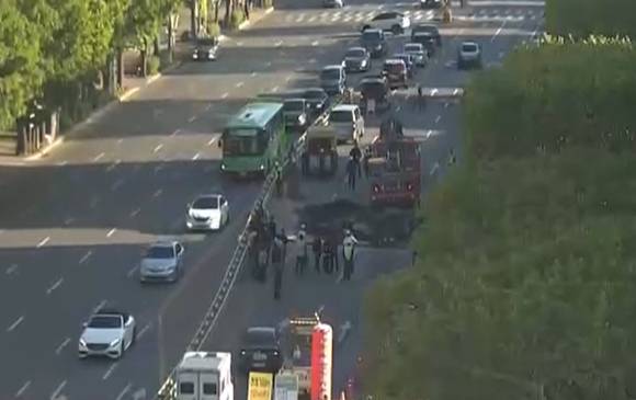 30일 오후 3시 반께 서울 강동구 길동사거리 둔촌역 방면 도로에서 폭 2ｍ, 깊이 1.5ｍ 규모의 싱크홀이 발생해 도로가 통제되고 있다. [사진=서울시 교통정보 TOPIS]