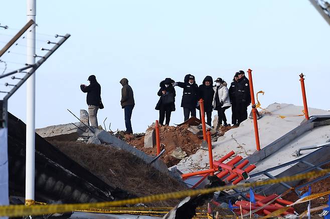 지난해 말 무안공항의 참사현장에서 미국 FAA, NTSB, 보잉 등 한미합동조사 관계자들이 로컬라이저 등을 조사하고 있다. 중앙일보