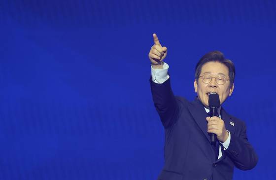 더불어민주당 제21대 대통령선거 후보자 선출을 위한 수도권·강원 ·제주 합동 연설회가 27일 경기도 고양시 일산 킨텍스 제2전시장에서 열렸다. 대선 후보로 선출된 이재명 전 대표가 수락연설을 하고 있다. 임현동 기자