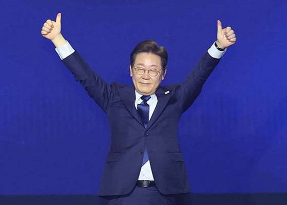 이재명 더불어민주당 경선 후보가 27일 경기도 고양시 킨텍스에서 열린 합동연설회에서 제21대 대통령선거 민주당 후보로 확정된 뒤 지지자들을 향해 인사하고 있다. 임현동 기자