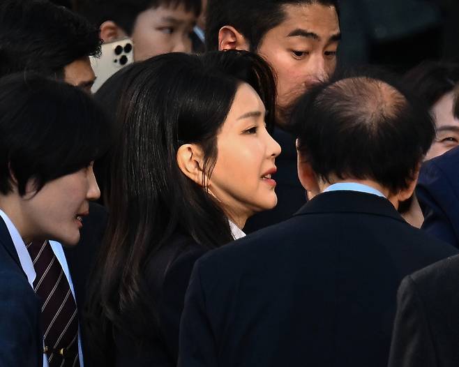 윤석열 전 대통령 부인 김건희 여사가 지난 11일 서울 서초구 서초동 자택 앞에서 지지자들과 인사를 나누고 있다. 연합뉴스