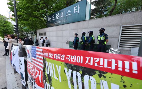 윤석열 전 대통령 부부와 건진법사 전성배씨 사이의 각종 의혹을 수사 중인 검찰이 윤 전 대통령의 사저에 대해 압수수색에 들어간 30일 서울 서초구 아크로비스타 앞에서 경찰이 대기하고 있다. 연합뉴스