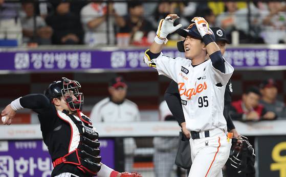 30일 대전 LG전에 대타로 나와 역전 결승 2점포를 터트리고 기뻐하는 황영묵. 뉴스1