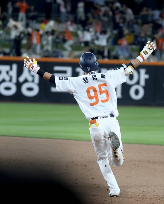 30일 대전 LG전에 대타로 나와 역전 결승 2점포를 터트리고 기뻐하는 황영묵. 뉴스1