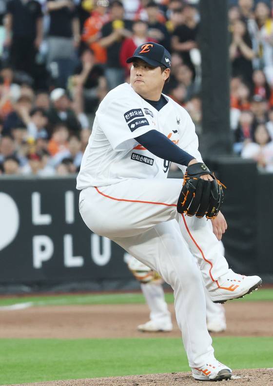 30일 대전 LG전에서 7이닝 2실점으로 역투해 승리투수가 된 류현진. 뉴스1