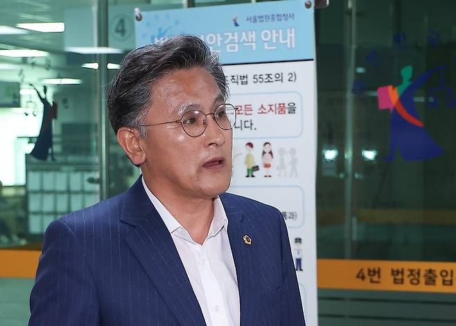 지역 사업가로부터 금품을 수수한 혐의를 받는 박성만 경북도의회 의장이 30일 구속 전 피의자 심문(영장실질심사)에 출석하기 위해 서울 서초구 서울중앙지방법원으로 향하고 있다. 연합뉴스