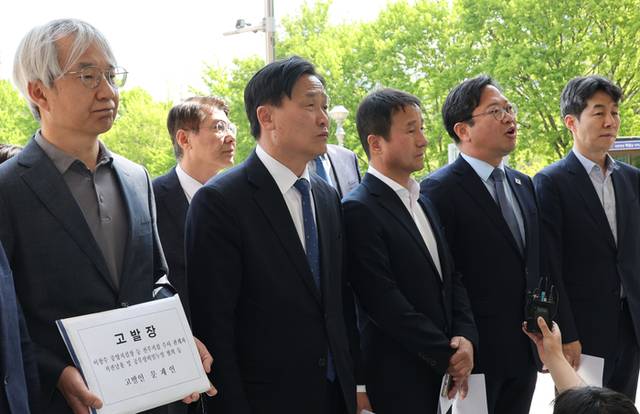 ▲ 김영진 전정권정치탄압대책위원회 위원장 및 위원, 문재인 전 대통령 변호인단이 30일 경기도 과천시 정부과천청사에서 공수처에 문재인 전 대통령 관련 이창수 서울중앙지검장 등 검사들에 대한 고발장 제출에 앞서 기자회견을 하고 있다. 연합뉴스