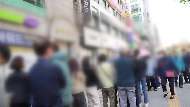 2025년 4월 28일, 뉴스9 〈영업 전 바닥 난 ‘유심’…‘오픈런’에 ‘항의’ 이용자만 발 동동〉 갈무리