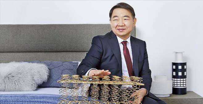 안성호 에이스침대 대표가 서울 청담동 에이스애비뉴 서울점에서 “매장 건물을 본사가 매입하고 무차입 경영을 한 것이 고금리 시대에도 높은 이익률을 거둔 비결”이라고 말했다.  에이스침대 제공