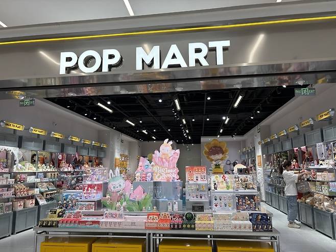 중국 베이징 차오양구에 있는 한 팝마트 매장에 라부부 제품들이 진열돼 있다. 베이징=김은정 특파원