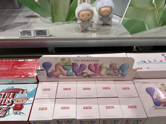 팝마트는 피규어 제품을 내용물을 알 수 없는 불투명한 박스에 넣어 파는 랜덤 박스 전략으로 팬덤을 꾸리고 있다. 베이징=김은정 특파원