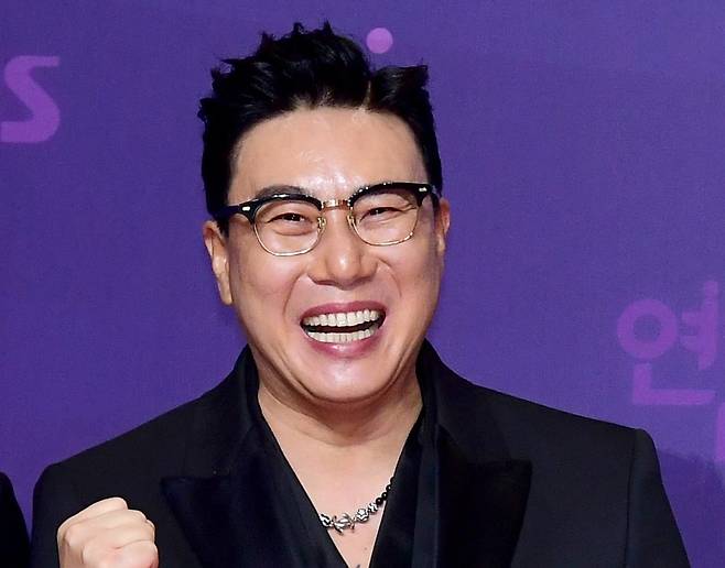 방송인 탁재훈, 이상민, 신동엽이 30일 오후 서울 상암동 SBS프리즘타워에서 열린 '2023 SBS 연예대상' 레드카펫 행사에 참석해 포토타임을 갖고 있다. / 변성현 한경닷컴 기자 byun84@hankyung.com