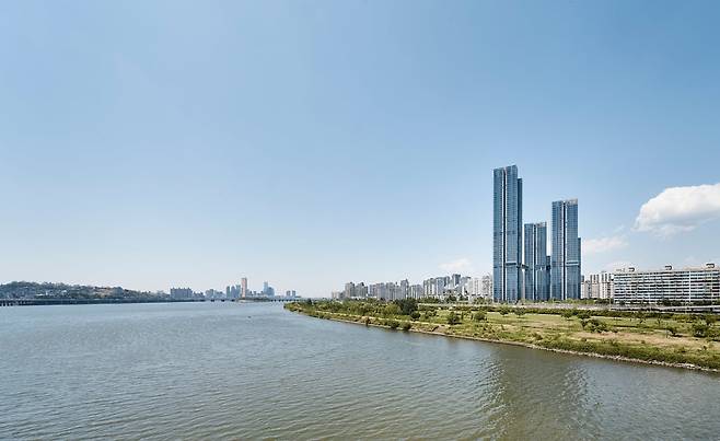 서울 강북 한강변 최고 랜드마크로 꼽히는 용산구 이촌동 소재 래미안 첼리투스 모습. 사진=해안건축