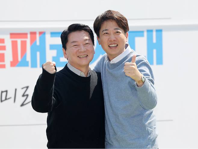 국민의힘 대선 경선 후보였던 안철수 의원과 이준석 개혁신당 대선 후보가 지난 25일 경기도 성남시 판교역 앞 광장에서 열린 인공지능(AI) 관련 ‘미래를 여는 단비토크’ 대담에서 만나 포옹하고 있다. 연합뉴스