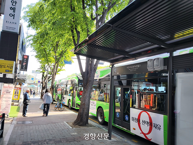 서울 시내버스 노조가 준법투쟁에 나선 30일 오전 서울 광진구 어린이대공원역 인근의 한 버스 정류장에 버스들이 줄지어 들어오고 있다. 김태욱 기자