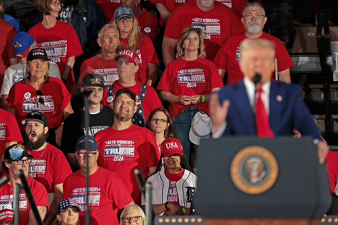 도널드 트럼프 미국 대통령이 29일(현지시간) 미시간주 워런의 머콤 카운티 커뮤니티칼리지 스포츠엑스포 센터에서 자동차 노동자들이 지켜보는 가운데 취임 100일 기념 집회를 열고 있다.  AFP연합뉴스